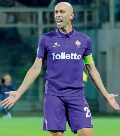  ??  ?? Borja Valero, 32 anni, da cinque stagioni alla Fiorentina Sotto, la foto pubblicata ieri su Instagram mentre gioca a pallone su una spiaggia delle Baleari