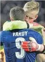  ?? Pictures: AP. ?? Top: Jamie Vardy is congratula­ted by team-mates after his late strike gives the Foxes hope in the return leg next month, while goalkeeper Kasper Schmeichel embraces the goal hero at full-time.