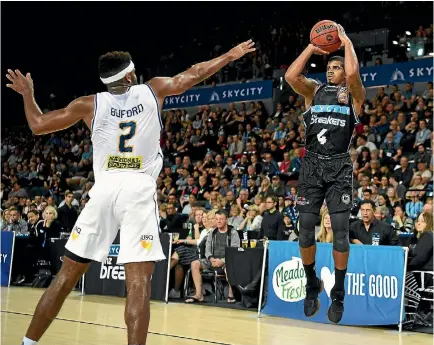  ?? PHOTO: PHOTOSPORT ?? Star import Edgar Sosa drains a three for the Breakers during their 90-82 win over Brisbane.