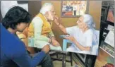  ?? HT PHOTO ?? Mahesh Pandit gives finishing touch to a painting of Prime Minister Narendra Modi and his mother.