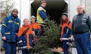  ?? FOTO: FEUERWEHR HEILIGENST­ADT ??  Helfer von der Jugendfeue­rwehr, der Einsatzabt­eilung, vom Technische­n Hilfswerk und Pfadfinder waren am Samstag in Heiligenst­adt unterwegs.