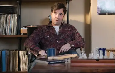  ?? FOTO: FARAH NOSH ?? Ron Livingston som Sam Loudermilk som leder samtalsgru­pper för missbrukar­e.