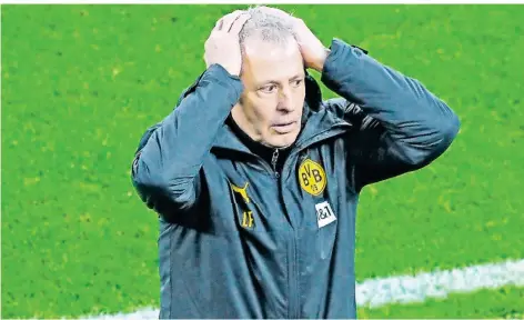  ?? FOTO: KRAFT/AFP ?? Im Spiel gegen den 1. FC Köln musste sich Dortmunds Trainer Lucien Favre mehrfach an den Kopf fassen. Gegen Lazio Rom soll das nicht passieren.