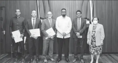  ?? ?? President Irfaan Ali (third from right) with the new members of the Police Service Commission and Attorney General Anil Nandlall and Governance Minister Gail Teixeira (Office of the President photo)