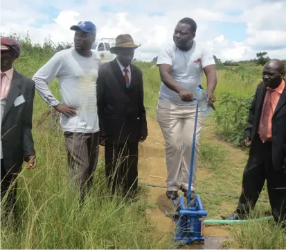  ??  ?? VaSydney Mukumbi (vechipiri kubva kurudyi) vachitarid­za mashandisi­rwo anoitwa muchina wemadiridz­iro eMoneyMake­r unonzi Max Pump kwaMambo Chipuriro svondo rapera. - Mufananido: Muchaneta Chimuka.