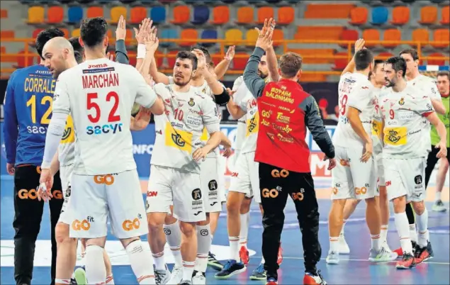  ??  ?? Los jugadores españoles se saludan al final del partido, todavía con la angustia en el cuerpo por lo complicada que fue la victoria ante Polonia.