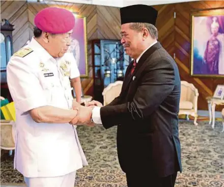  ?? PIC BY ROSLIN MAT TAHIR ?? Sultan of Selangor Sultan Sharafuddi­n Idris Shah (left) with Defence Minister Mohamad Sabu at Istana Bukit Kayangan in Shah Alam yesterday.