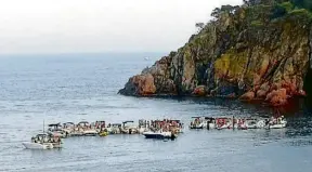  ?? SALVEM EL GOLFET / ACN ?? Embarcacio­ns fondejades i abarloades a la cala del Golfet