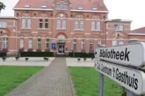  ?? FOTO JAA ?? Het regenboogz­ebrapad wordt geschilder­d ter hoogte van ’t Gasthuis.