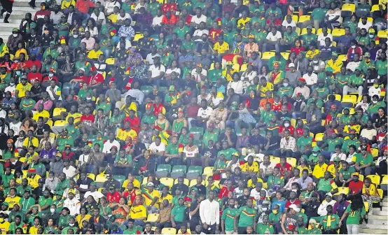  ?? ?? Im Olembé-Stadion herrschte weitgehend Ruhe. Von den Vorgängen vor Anpfiff wussten die Zuschauer wenig bis nichts.