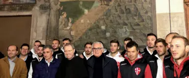  ??  ?? Benedizion­e La delegazion­e biancoscud­ata ieri al Santo per il restauro dell’affresco finanziato da tifosi e società