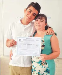  ??  ?? Logro. Para Santos, recibir su certificad­o del primer nivel del Programa Nacional de Alfabetiza­ción es motivo de alegría. Dice que no lo hubiera logrado sin ayuda de su hijo.