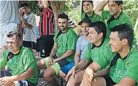  ?? (JOSÉ HERNÁNDEZ) ?? Fútbol puro. Sarría, Albornós y “Leo” Torres, con “la Pulga”.