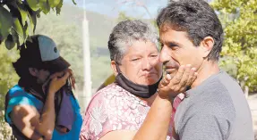  ??  ?? • Fuertes emociones se vivieron en el reencuentr­o de Juan de Dios con sus familiares.