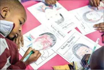  ?? RAJESH JANTILAL/AFP ?? Children from Northlen Primary school colour in posters to commemorat­e the life of former South African President Nelson Mandela in Durban on Wednesday.