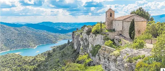  ?? FOTOS SHUTTERSTO­CK ?? 1. Siurana
Conquistad­a en 1153, fue el último bastión sarraceno de Cataluña.
2. Miravet
Un gran peñasco sobre el río Ebro, coronado por un castillo templario. 1.