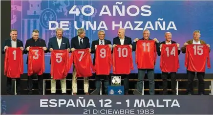  ?? FOTOS: RFEF ?? MOMENTO EMOTIVO El periodista José Ángel de la Casa, junto a Sarabia, durante el acto que tuvo lugar ayer en la sede de la Federación Española de
Fútbol.