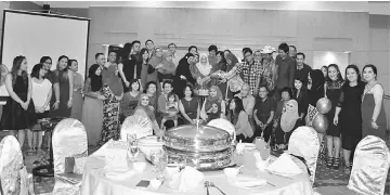  ??  ?? Serina (standing centre) with SMK Riam’s former teachers in the cake-cutting ceremony.