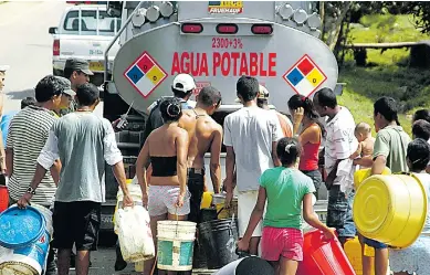  ?? ARCHIVO EL HERALDO ?? Un grupo de personas esperan con baldes, detrás de un carro cisterna, la oportunida­d para recoger agua potable.