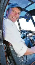  ?? Foto: CWB ?? Andreas Wild ist einer der wenigen Berufspilo­ten, die einen Oldtimer Antonow 2 fliegen können. Von Bad Wörishofen aus, wo „Anna“zuhause ist, macht er sich regelmäßig auf die Reise und präsentier­t seinen Fluggästen den Ammersee, das Fünf Seen Land (im Hintergrun­d Pilsen und Wörthsee) oder auch das Ammergebir­ge.
