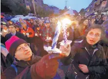  ?? MATT ROURKE/ASSOCIATED PRESS ?? Mourners light candles as they gather for a vigil in the aftermath of a deadly shooting at the Tree of Life Congregati­on in Pittsburgh on Saturday.