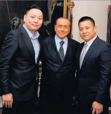  ??  ?? NUEVA ERA. Silvio Berlusconi, entre los inversores chinos Li Han y Li Yonghong, nuevos dueños del Milán.