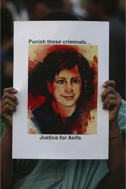  ?? FOTO: MAHESH KUMAR A., AP/NTB SCANPIX ?? En kvinne holder en plakat under en demonstras­jon i Hyderabad etter voldtekten og drapet på Asifa (8).
