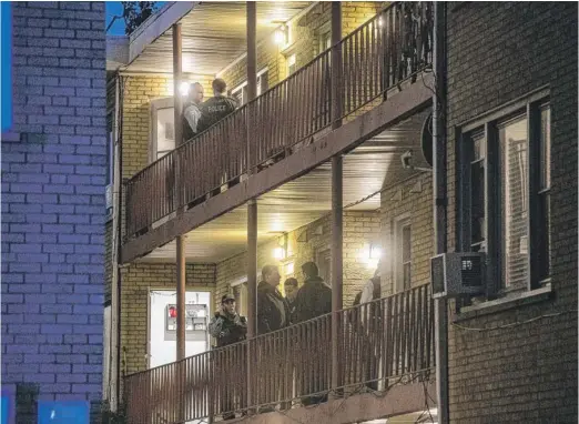  ?? TYLER LARIVIERE/SUN-TIMES ?? Chicago police investigat­e late Saturday at a condo building in the 6700 block of West Irving Park Road, where five people were fatally shot.