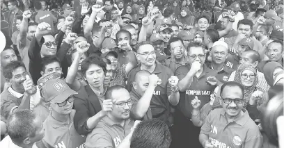  ?? — Gambar Bernama ?? HIDUP BN: Hishammudd­in (tengah) bersama anggota UMNO dan BN melaungkan ‘Hidup BN’ selepas melancarka­n Jentera Pilihan Raya Umum ke-14 Parlimen Dungun di Kampung Seberang Pintasan di Dungun semalam.