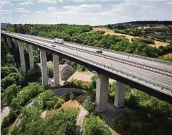  ?? Foto: Marc Wilwert ?? Der Viaduc Sernigerba­ach ist mit einer lichten Höhe von 65 Metern die höchste Autobahnbr­ücke Luxemburgs.
