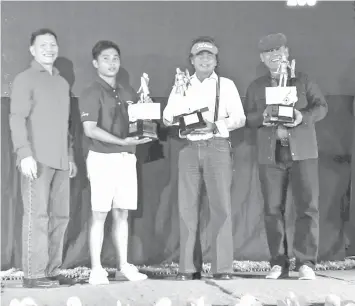  ??  ?? BGEN Eric Gloria (left) awarded the prizes to the overall champion team of the 17th Island Tee of Mactan Island Golf Club composed of (from 2nd from left) Ronnel Sarigumba, Col. Jeqs Jequinto, and Maj. Gen. Nick Parilla. The four-day event is the...