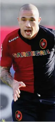  ??  ?? SCATTO IN AVANTI Radija Nainggolan, 23 anni, centrocamp­ista del Cagliari e della Nazionale belga, adersso in odore di bianconero