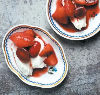  ?? PHOTO FOR THE WASHINGTON POST BY DEB LINDSEY ?? Fall fruit with port wine sauce, shown here chilled with Greek yogurt.