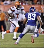  ?? DAVID RICHARD —ASSOCIATED PRESS ?? Browns quarterbac­k DeShone Kizer (7) rushes for a first down against Giants outside linebacker B.J. Goodson (93) in the first half of a preseason game on Aug. 21.