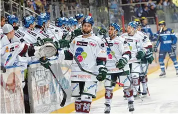  ?? Foto: Xaver Habermeier ?? Gut gemacht: Ben Hanowski (Nummer 14), Mark Cundari (4), Steffen Tölzer (13) und die Augsburger Panther feierten gestern Abend einen 4:3 Erfolg beim ERC Ingolstadt.