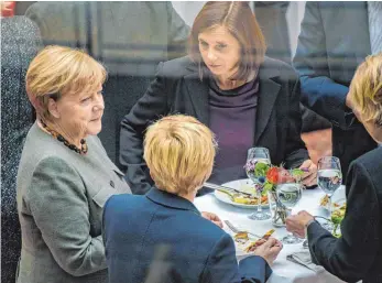  ?? FOTO: DPA ?? Erste Einigungen zeichnen sich ab (von links): Bundeskanz­lerin Angela Merkel (CDU), Renate Künast und Katrin Göring-Eckardt (beide Grüne) während einer Pause der Sondierung­sgespräche.