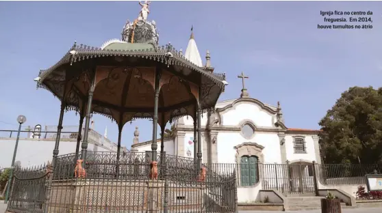  ??  ?? Igreja fica no centro da
freguesia. Em 2014, houve tumultos no átrio