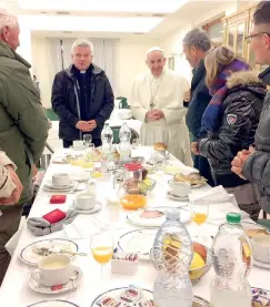 ?? ANSA ?? Santa Marta.
Nel giorno del suo compleanno Papa Francesco ha fatto colazione con otto senzatetto