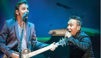  ??  ?? Filipino singer (right) Arnel Pineda joins the original members of Journey in performing their hits at the band’s induction to the Rock and Roll Hall of Fame.