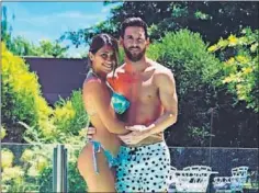  ??  ?? VUELTA. Messi, con su esposa, en las vacaciones en Argentina.