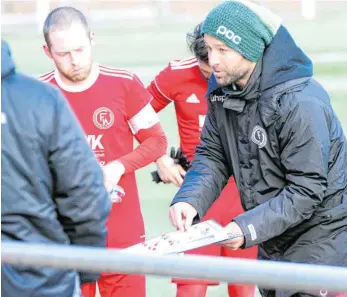  ?? FOTO: METZ ?? Trainer Adrian Philipp und der FC Wangen sind Titelverte­idiger beim TWS-Wintercup in Oberzell.