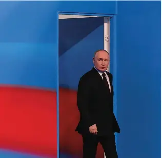  ?? ?? EL PRESIDENTE Vladimir Putin, al llegar a dar su primera conferenci­a tras su triunfo electoral, ayer.