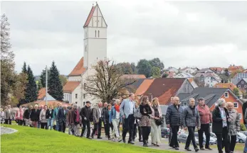  ?? FOTO: STEFFEN LANG ?? Auf viele Besucher, wie hier bei der Einweihung der neuen Außenanlag­en beim Kommunikat­ionszentru­m, hoffen die Unterschwa­rzacher auch am Sonntag.