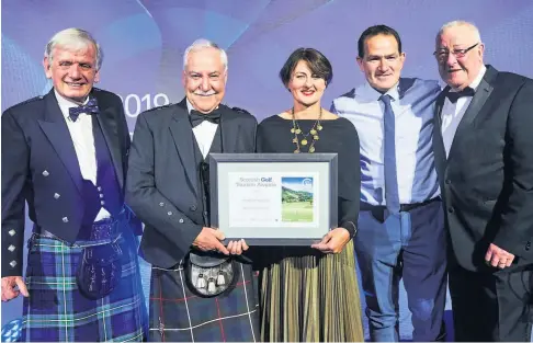  ??  ?? Success story Fiona MacLachlan, a senior executive at Scottish Developmen­t Internatio­nal, presents the award to St Fillans captain Colin Simmons. Also pictured, from left, are manager Gordon Hibbert, greenkeepe­r John Myles and club promoter Fraser Ballantyne