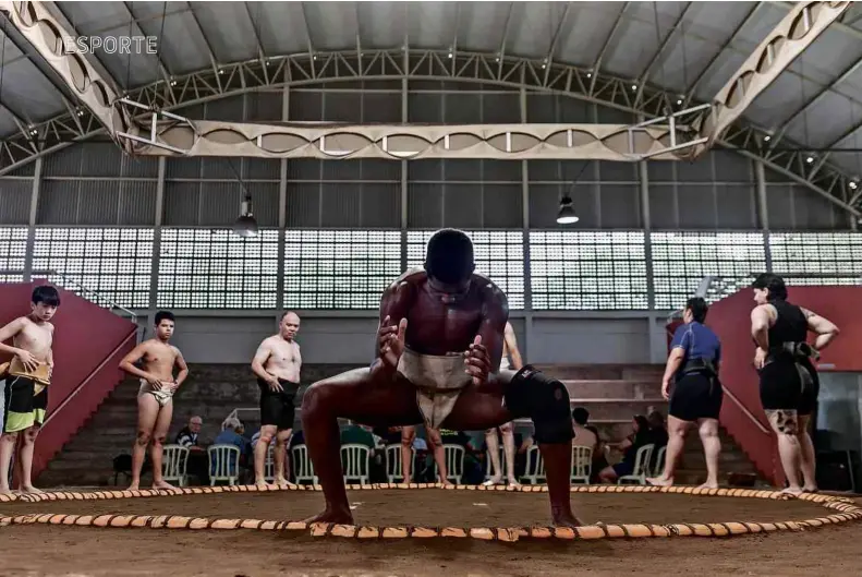 ??  ?? Treinament­o de sumô no ginásio do Mie Nishi, na região central de São Paulo