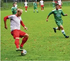  ?? Foto: H. Schneider ?? Fischachs Spielertra­iner Dominik Bröll (links) erzielte drei Treffer. Die Königsbrun ner Defensive mit Kaan Sevinchan konnte ihn nur selten stoppen.