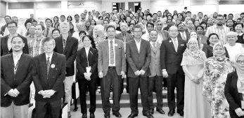  ??  ?? Kamarlin and Marcus (standing middle) with the participan­ts of the first Internatio­nal Borneo Quality of Life Conference.
