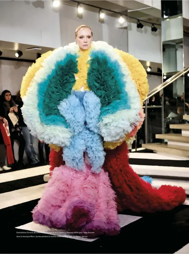  ??  ?? Gwendoline Christie (Brienne de Torth dans la série Game of Thrones) défile pour Tomo Koizumi dans la boutique Marc Jacobs pendant la fashion week de New York, en février dernier.