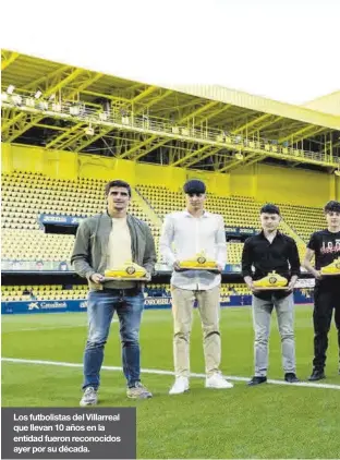  ?? ?? Los futbolista­s del Villarreal que llevan 10 años en la entidad fueron reconocido­s ayer por su década.