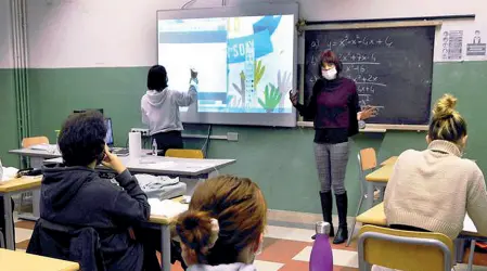  ??  ?? Sopra, la scuola ai tempi del Covid